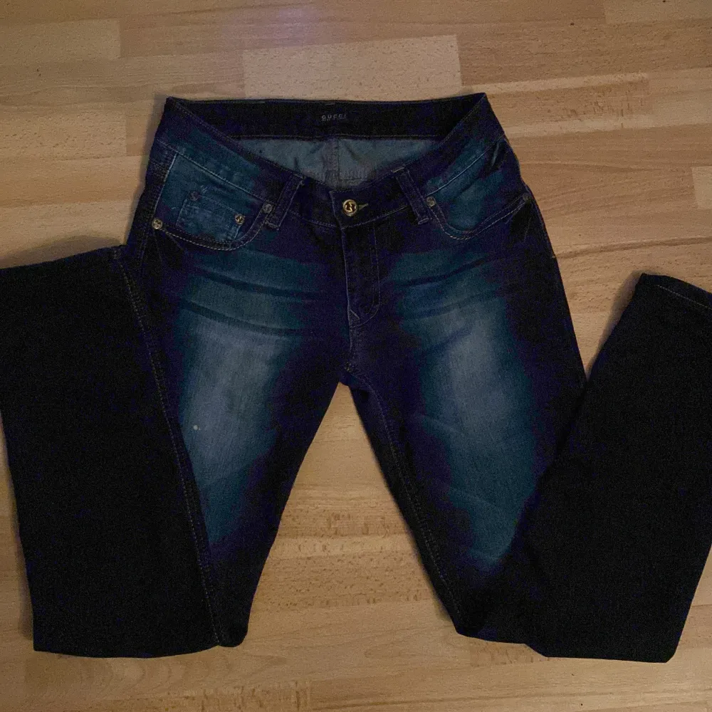 Gucci jeans stl 31 (skulle väll säga runt stl 36/38)  Lågmidjade tror inte dom är äkta . Jeans & Byxor.