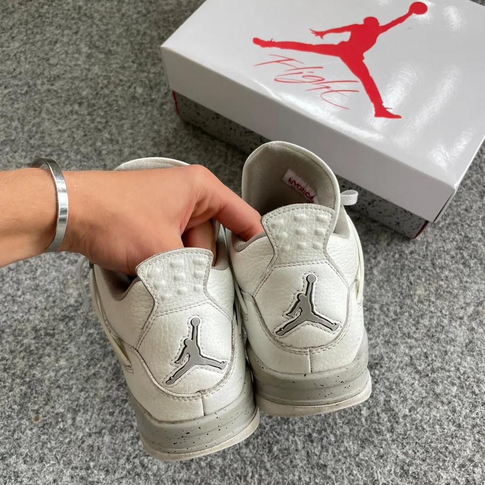 Oreo Jordan 4 | Utmärkt skick | Orginal boxen ingår självklart | Fraktas via postnord eller instabox | Tveka inte på att skriva vid frågor!😊. Skor.