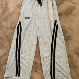 Gråa mjukisbyxor med resår i benen - Använt mycket så lite nopprig överallt men inget man tänker på, annars är det helt ok skick och inga fläckar!