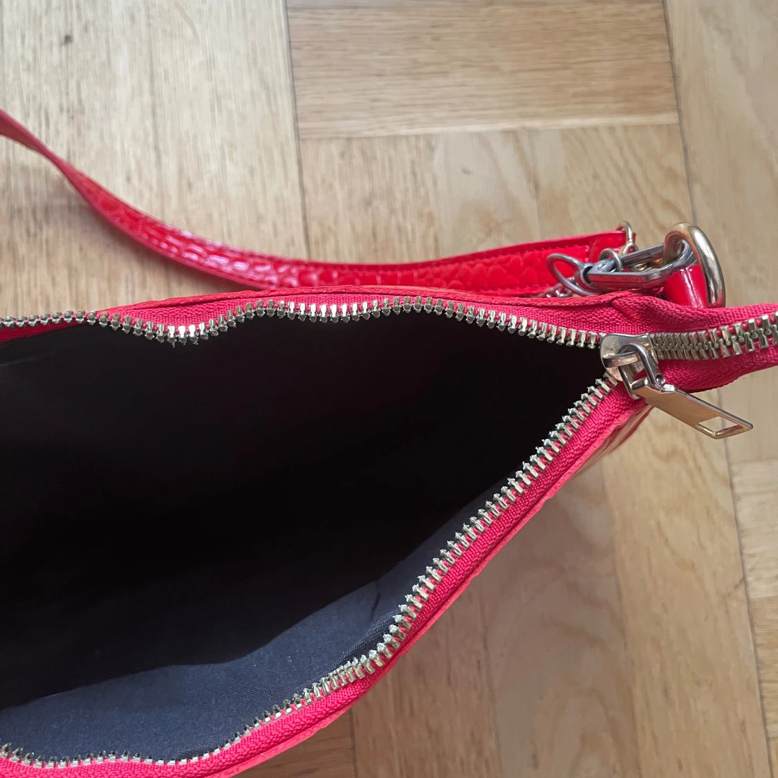 Röd axelväska med krokodilmönster - 92