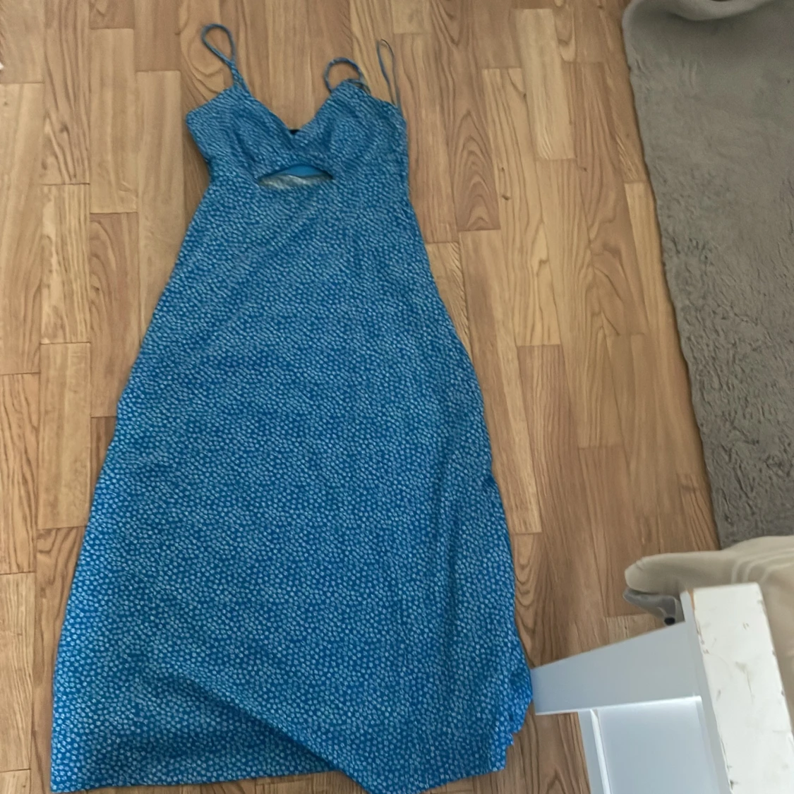 Blå långklänning med blommigt mönster