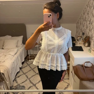 Vit blus - Så fin spetsblus, väldigt bra skick! Lite lik by malina-blusarna💕