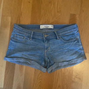 Lågmidjade jeansshorts  - Lågmidjade jeansshorts i bra skick Midjemått: ca 84 cm
