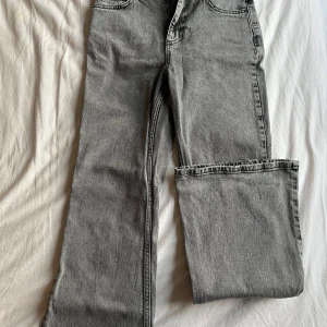 Gråa jeans - Snygga jeans från na-kd, använda 1 gång, inga defekter eller liknande, pris går att;)