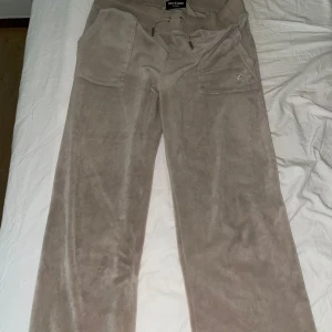 Juicy couture velour mjukisbyxor - Storlek M, använt fåtal gånger
