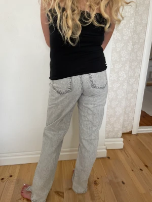 Midwaist zara jeans - Jättefina jeans i en grå tvätt som tyvärr inte kommit till användning