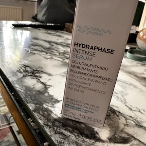 Hydraphase Intense Serum från La Roche-Posay - Säljer ett helt nytt Hydraphase Intense Serum från La Roche-Posay. Det är ett återfuktande serum speciellt framtaget för känslig hud. Innehåller hyaluronsyra och termiskt källvatten från La Roche-Posay. Kommer i en 30 ml flaska. Perfekt för att ge huden en omedelbar återfuktning och fyllighet. helt nytt kostar380kr .säljer det är bara 120