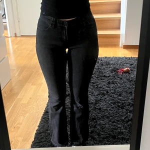 Svarta jeans - Superfina svarta jeans i storlek s, lappen är borta så vet inte vart de är ifrån💕 dom är uppsprättade längs ner💗