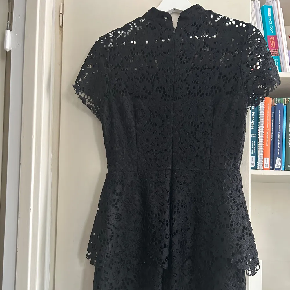 Superfin svart spetsklänning från Missguided använd endast 2 gånger då den blivit för liten :’(. Mekot.