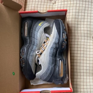 Air Max 95 - Skick 7/10 köpta på footlocker och har används sparsamt sedan dess. Dom är lite smutsiga men inga skador.