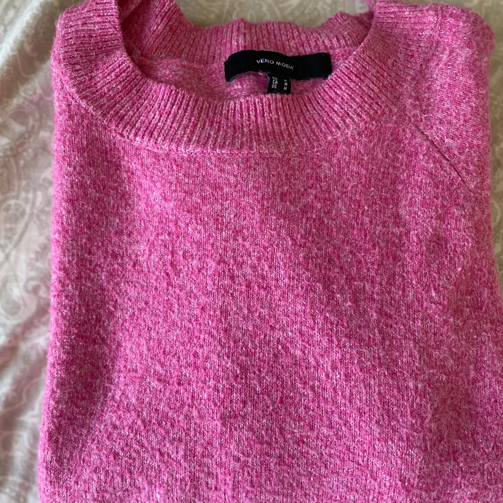 Säljer en superfin rosa stickad tröja från Vero Moda. Den är perfekt för kyliga dagar med sin mysiga och varma känsla. Tröjan har långa ärmar och ribbade kanter vid hals, ärmslut och nederkant. Passar perfekt till både vardag och lite finare tillfällen. 💖. Stickat.