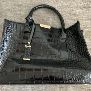 Handväska - Höjd: 23 cm  Bredd: 30 cm Helt oanvänd