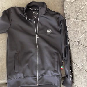 Philip plein tröja - Tröjan är lite använd med funkar fof bra den ser bra ut och passar även S jag vill sälja tröjan för att de är inte min stil