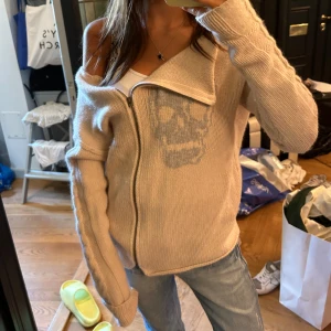 Stickad tröha - Super snygg skelett stickad tröja med zip!