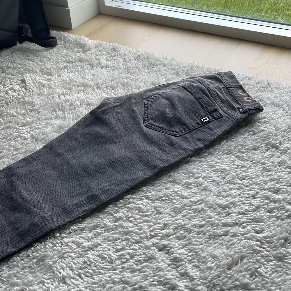 Tjena! Säljer nu ett par riktigt feta Dondup jeans i strl:30!! Dem är i nyskick och det finns knappt några tecken på användning!! Självklart äkta!! Det är bara höra av dig vid minsta lilla fråga!🙌🏼. Jeans & Byxor.