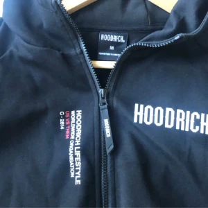 Hoodrich  - Säljer en fin Hoodrich kofta till ett bra pris, har bara använt den ett par gånger, storlek M