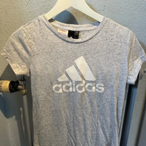 Adidas t-shirt - Använd fåtal gånger. Tröjan är i väldigt fint sick, storleken är 13/14 år, men passar som S.