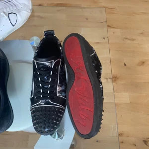  Christian Louboutin  - Säljer dessa loubs i bra kond.  Storlek 43/5  Väldigt sällsynta   Har allt OG inklusive kvitto.  