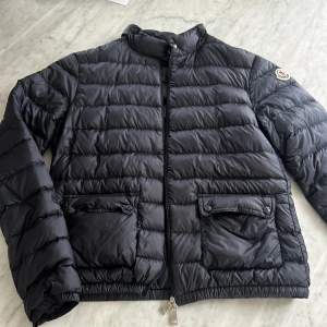 Säljer denna super snygga moncler jackan för att den börjar bli lite för liten för mig. Fint skick. Nypris på den är ca 10 000 