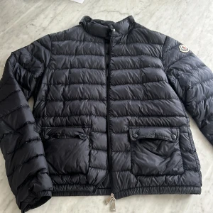Moncler jacka  - Säljer denna super snygga moncler jackan för att den börjar bli lite för liten för mig. Fint skick. Nypris på den är ca 10 000 