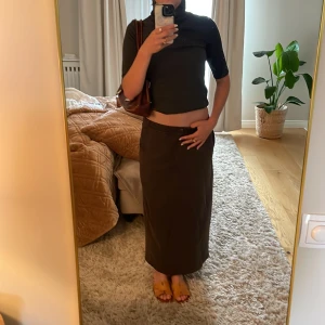 Trendig lågmidjad maxi kjol 🤎 -  Härlig lågmidjad maxi kjol köpt på pull and bear Gran Canaria☀️ använd endast ett fåtal ggr och är i bra skick därav priset 💗