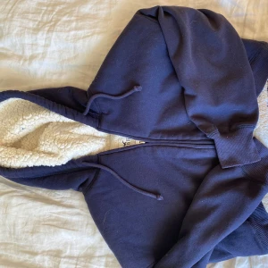 Hollisyer kofta - Superfin zip up från hollister 🤗 varm och jättegosig, bra skick 💗 pris kan diskuteras och kan skicka fler bilder. Den är mörkblå/svart