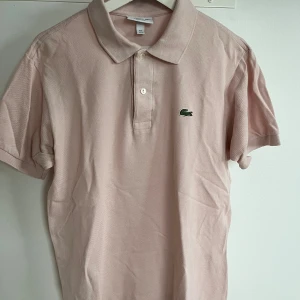Lacoste pike  - Säljer min riktig snygga Lacoste pike den har blivit använd ganska mycket men den är fortfarande i jätte bra skick. Tveka inte att ställa frågor om du har några. Pris går att diskuteras 