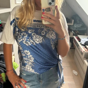Cool sandro tshirt - Unik och cool sandro T-shirt! Inga defekter går inte heller att köpa längre. Går att knyta eller inte knyta på olika sätt! Jättebra kvalite och silke + bomull som material, passar olika storlekar!