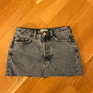 Lågmidjad jeanskjol - Säljer skit snygg lågmidjad jeanskjol perfekt på sommaren och hösten! köpt på hm för längesen!❤️ strl 32, säljer endast för 169 kr!!