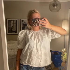 Blus med rosett - Supersöt blus med puffärmar och rosett i ryggen! Säljer då den inte kommer till användning längre🥰