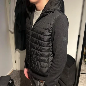 J Lindeberg cardigan - Riktigt fet j lindeberg cardigan, nu till höst och vinter, använd väldigt sparsamt så inga större defekter förutom litet hål i fickan! Öppen för prisförslag och diskussion! Storlek L men passar M 