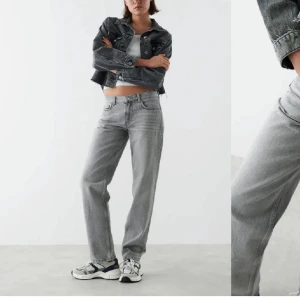 Jeans från ginatricot  - Jeans från ginatricot i mycket bra skick. Typ aldrig använda då jag tycker de sitter konstigt på mig. Modellen är low straight jeans och de är slutsålda på hemsidan. Jeansen är ljusgråa i storlek 32, men passar nog även 34. Pris kan diskuteras