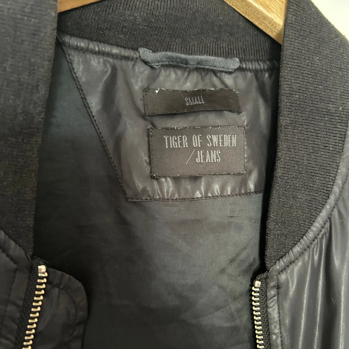 Svart bomberjacka från Tiger of Sweden Jeans - 91