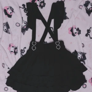 Jirai Kei kjol  - Jirai Kei hängselkjol från märket Princess Melody! Kjolen har inbyggda shorts, så trots den är kort känns den saker att ha på sig. Säljer då jag köpt en annan liknande kjol! Ingen dragkedja, men stretchig midja. 