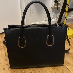 Handväska - Handväska från H&M. Några nötta ställen men är inte märkbara.