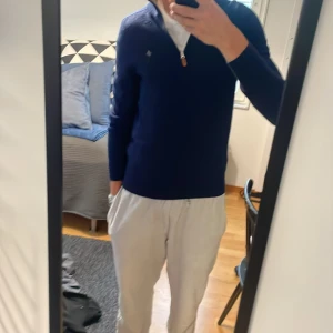 Morris merino half zip - Tjena, säljer nu min marinblå halfzip i merino ull från morris. Det är storlek s men den har krympt i tvätten så den passar närmre xs eller något mindre. Tröjan har inga defekter och är i fint skick. Jag på bilden är 178 och väger 60kg. 