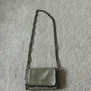 Stella McCartney liknande väska💕 - En jättefin Stella McCartney Liknande väska som är köpt på en loppis. Det står att den är gjord i läder som ni ser på bilden så är den lite sliten 💕