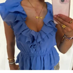 Hm volangtopp - Säljer denna fina populära blå blusen/toppen med volanger och v-ringning från hm😍😍så fin!!! 