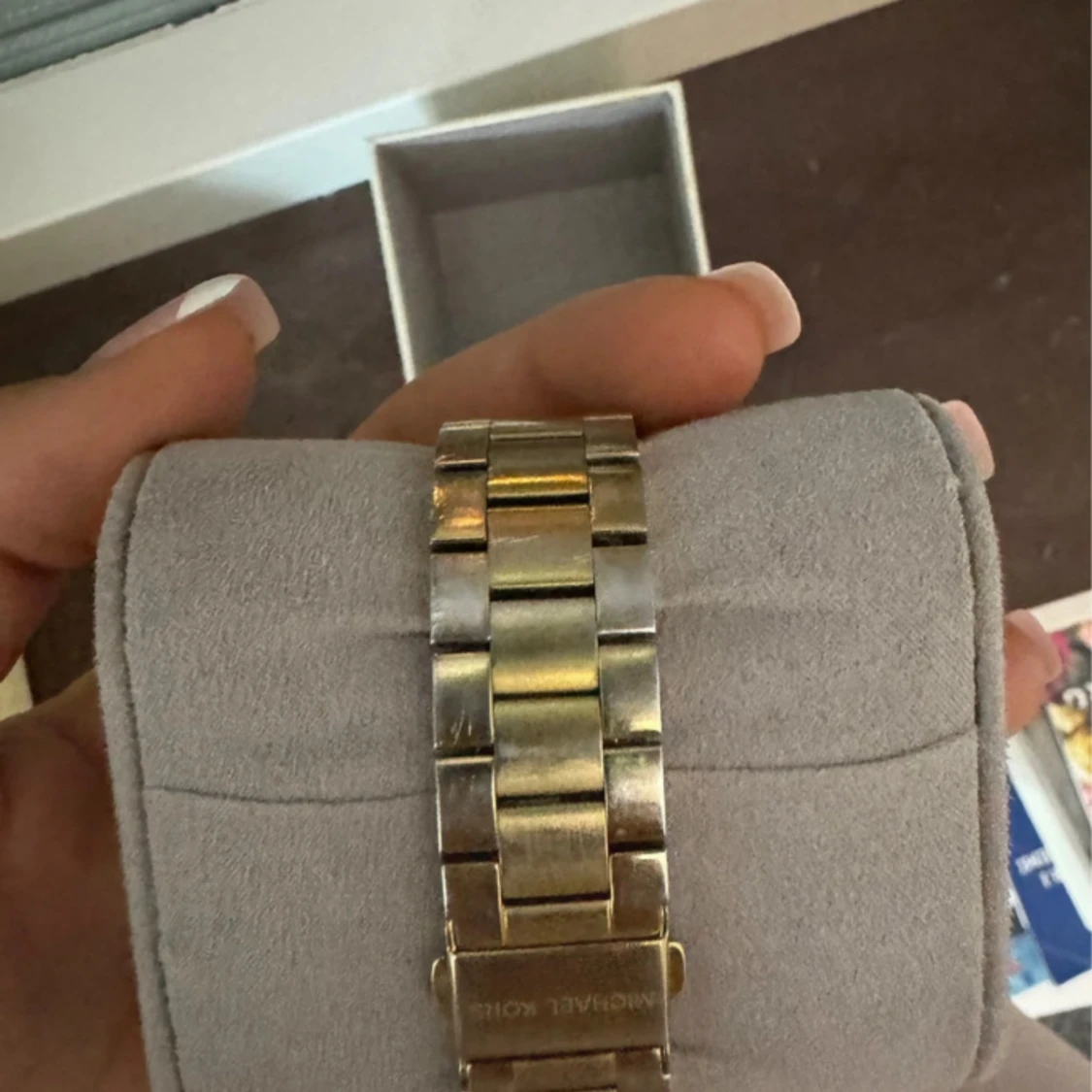 guldig michael kors klocka  - 90