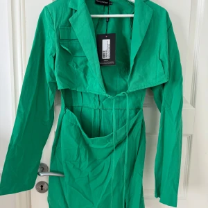 Grön klänning  - Grön klänning från Pretty Little Thing Oanvänd (prislappen är kvar) Storlek 8 / S