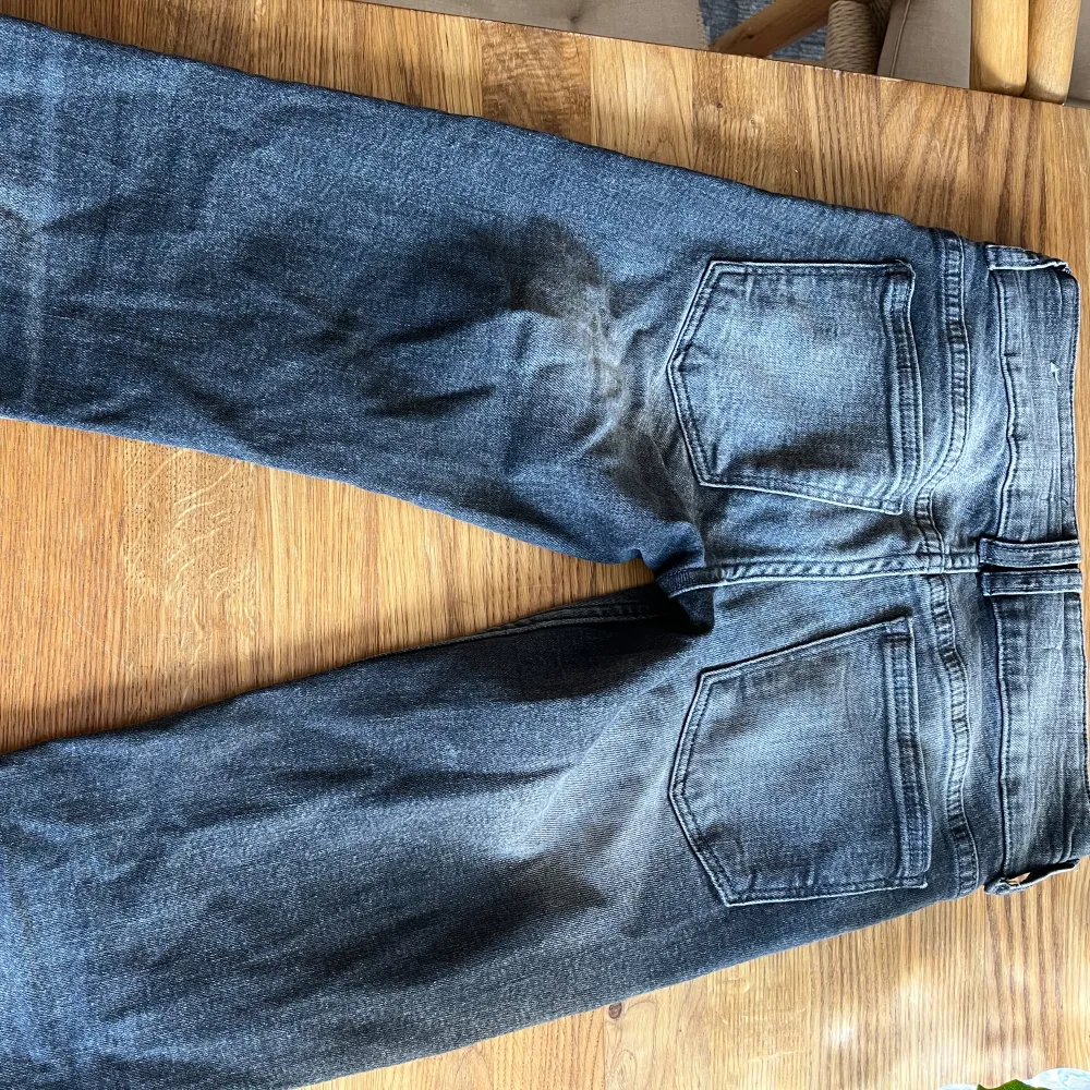 Säljer dessa populära jeans från bershka jeans i storlek 32 eftersom att dem har blivit lite för små för mig💕 fint skick och inte använda så mycket🥰 inerbenslängd 80cm💕. Jeans & Byxor.