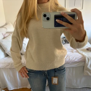 stickad tröja  - en beige/créme vit stickad tröja från gina young, köptes förra hösten för 200kr och är knappt använd!
