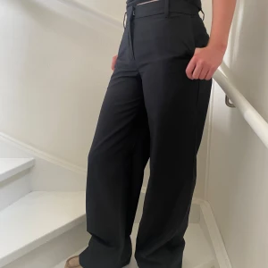 Kostymbyxa - Kostymbyxa från weekday. Nyskick, då dem aldrig är använda.