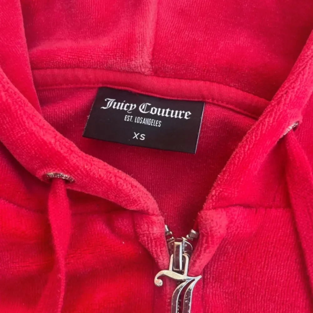 Röd juicy couture kofta i fint skick!😊 storlek XS. Tröjor & Koftor.