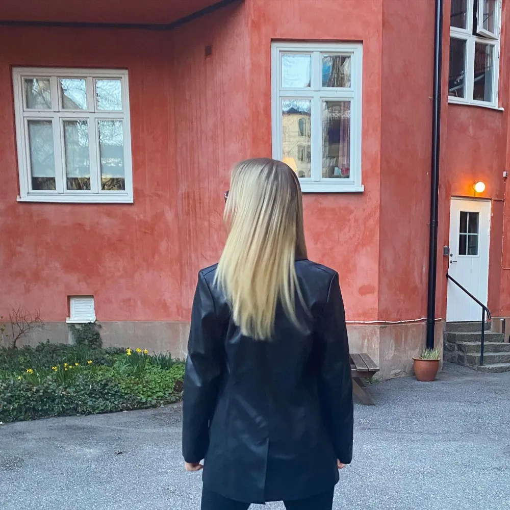 Jaden Blazer från Weekday i läderimitation. Mycket fint skick förutom en liten reva på framsidan. Stl 36 men lite oversize. Hämtas i Råsunda eller skickas mot fraktkostnad. . Kostymer.