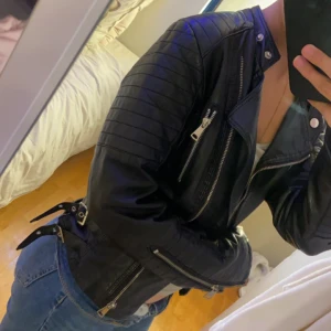 Skinnjacka  - Jätte fin skinnjacka med detaljer som jag inte kan få till outfits med. Hade en fas där jag använde den lite mer förut men nu har jag ingen användning av den. Skriv för mer bilder! Använd köp nu💕
