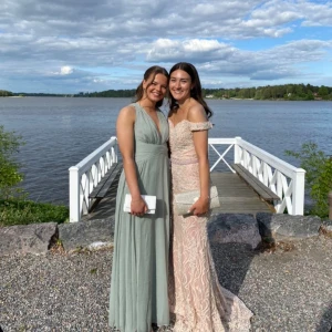 Mintgrön balklänning, Nelly - Superfin balklänning i storlek 36, köpt för 1200 kr.  Den är uppsydd några cm då den var alldeles för lång för mig (är 163 cm lång, och hade 3 cm klackar). Sömmen nertill är inte perfekt men det syns inte alls på håll🥰