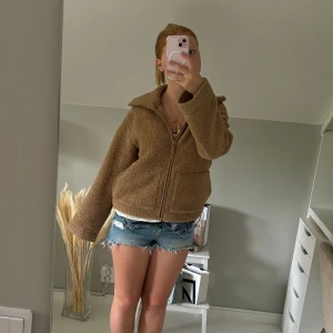 Jacka - Storlek S. Säljer den populära teddyjackan från hm!  Mycket fint skick och väl omändetagen!