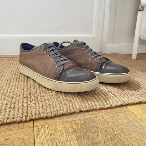 Lanvin Patent Cap Toe Sneaker Brun Strlk 45 - Säljer nu dessa Lanvin skor eftersom de inte kommer till användning längre. Saknar box, skick 7/10. Storlek 45. 