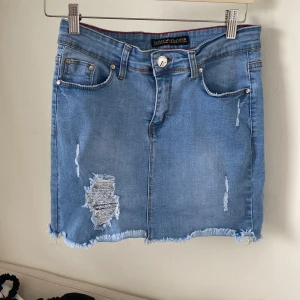 Söt jeanskjol🤩 - Söt jeanskjol!!!! Mycket bra skick och storlek s!!! Stretchig så passar större!!!!